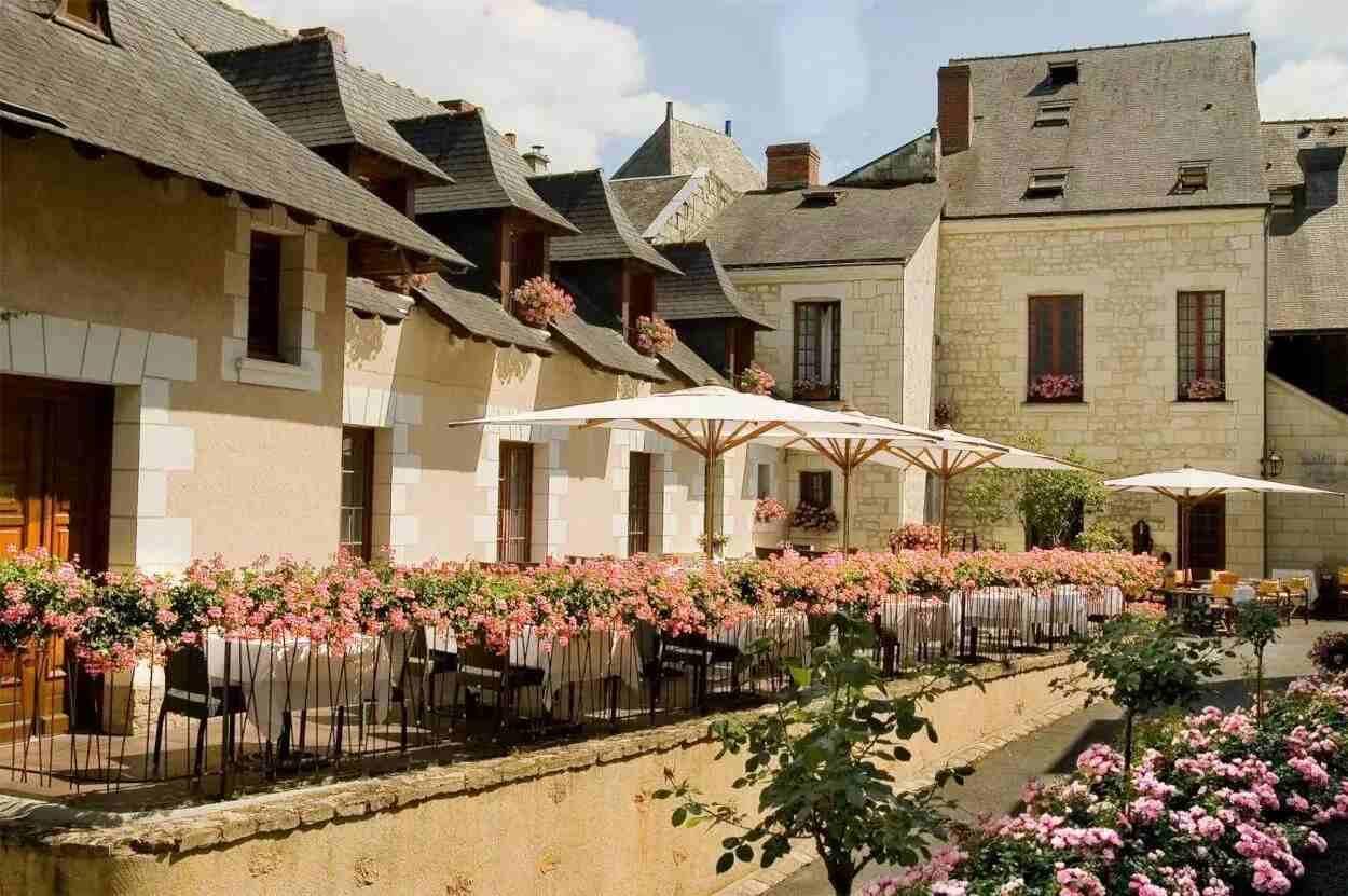 La terrasse sur la cour interiéure fleurie